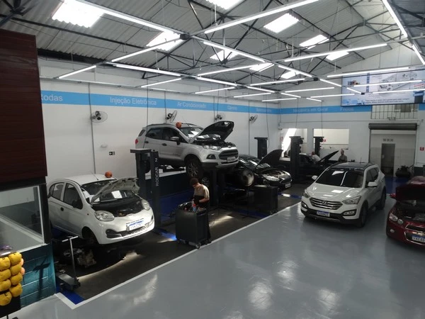 Oficina mecânica de suspensão automotiva